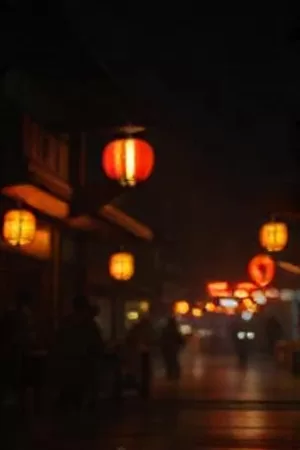 悬疑影片《雾港回声》雨夜码头集装箱对峙画面